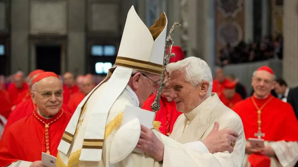 Benedicto XVI concelebra con Francisco la canonización