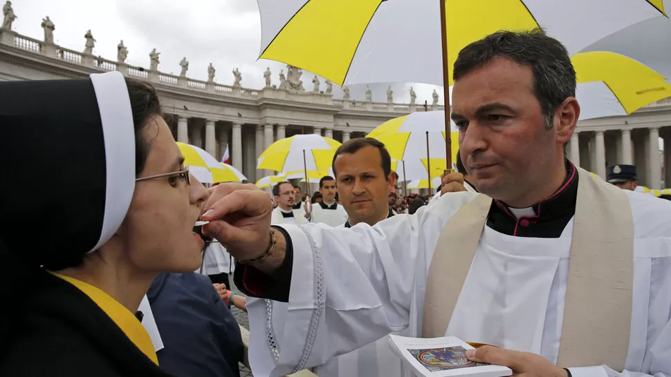 COMUNIÓN. Luego de la homilía, sacerdotes repartieron la comunión entre los fieles que estaban en la plaza. REUTERS