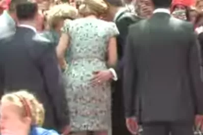 Video: Un alcalde de Holanda le tocó la cola a Máxima