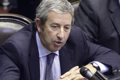 Cobos reclama lealtad política en el Frente