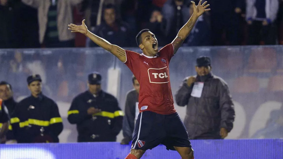 FESTEJO ROJO. Independiente celebra la victoria que le permite seguir con expectativas para el ascenso. TELAM