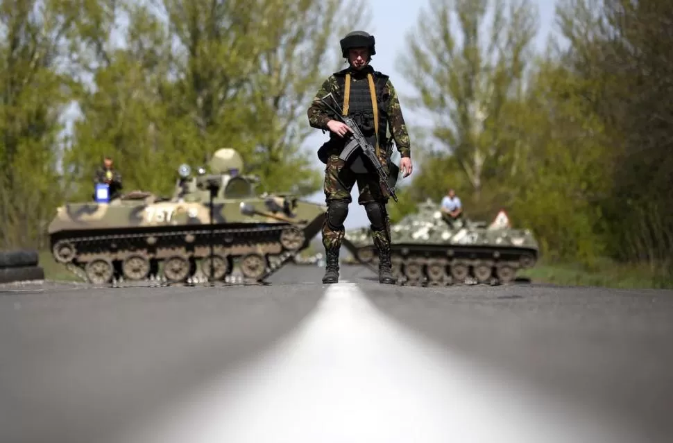 MÁXIMA TENSIÓN. Un soldado ucraniano vigila en las cercanías de Slaviansk, ciudad tomada por los rebeldes donde se impuso un gobierno de facto. reuters