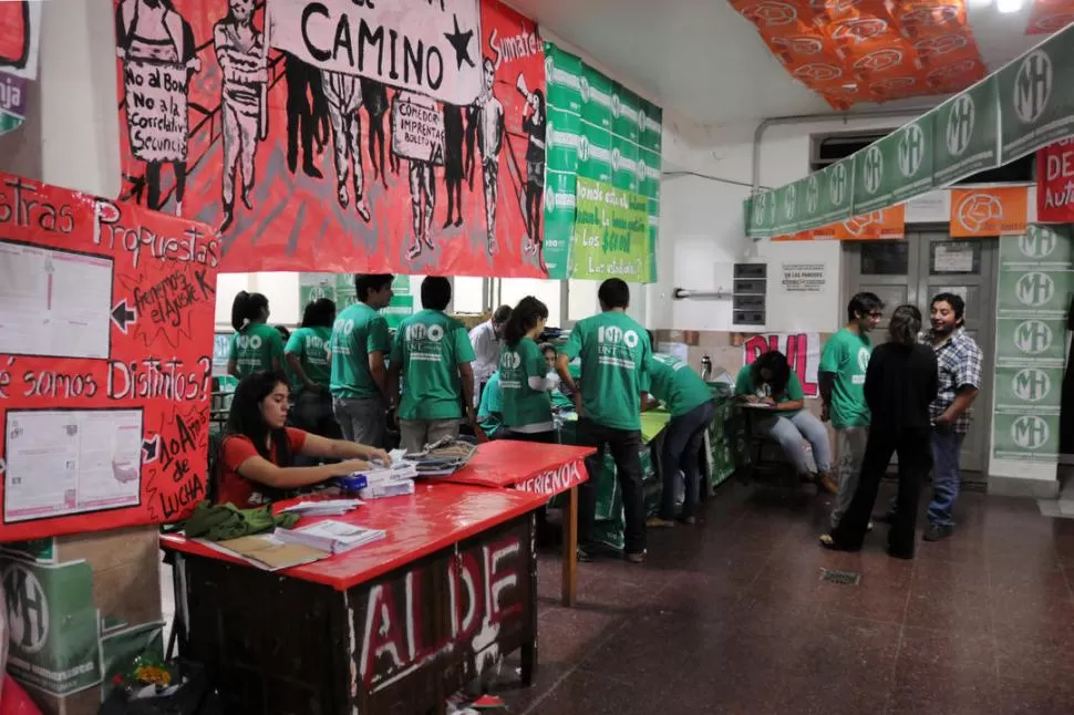 EN DERECHO. El MH (en la foto, sus partidarios están con remeras verdes) se impuso en el Consejo y en el centro. la gaceta / foto de Inés Quinteros Orio
