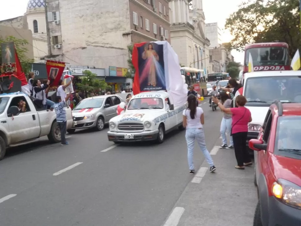 VIGILIA. Con sus rosarios, los jóvenes le hicieron el “aguante” a la canonización, en la plaza Independencia. gentileza