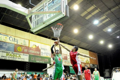 Mitre y Estudiantes enfrentan a los punteros