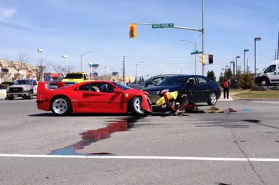 Conductor pasó en rojo y destruyó una rara Ferrari que volvía de un test drive
