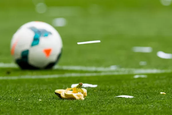 Villarreal expulsa de por vida al hincha que lanzó una banana a Dani Alves