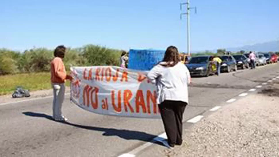 PROTESTA. Desde hace más de 40 días se realizan cortes selectivos en las rutas de La Rioja. FOTO DE ANRED.ORG