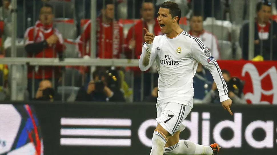 FESTEJO. Cristiano Ronaldo anotó dos de los cuatro tantos con los que Real Madrid, de España, goleó por 4 a 0 a Bayern Múnich, en Alemania. El delantero portugués marcó 51 goles en 50 partidos con la camiseta de Real Madrid en la Liga de Campeones. REUTERS
