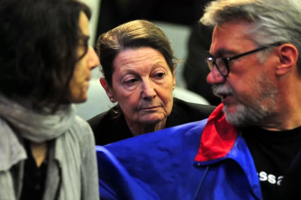 FIRME. Hélène Kottak, madre de Bouvier, con la mirada sobre los imputados. la gaceta / foto de diego aráoz (ENVIADO ESPECIAL)