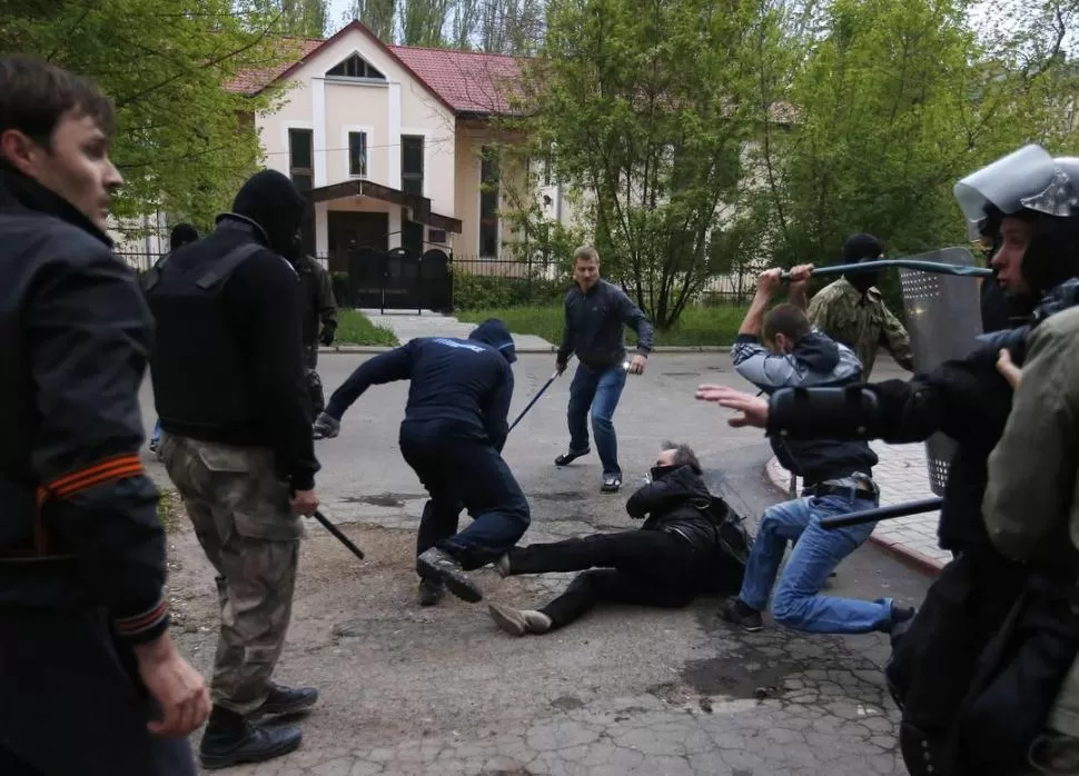 DONETSK. Manifestantes prorrusos atacan a golpes a un proucraniano. Los incidentes se multiplicaron en el este. reuters