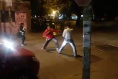Video: Brutal golpe de un cuidacoches a un conductor en plena calle