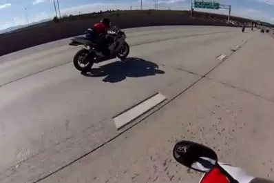 Un hombre chocó con su moto a 225 kilómetros por hora y se salvó