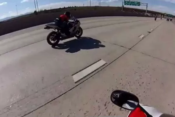 Un hombre chocó con su moto a 225 kilómetros por hora y se salvó