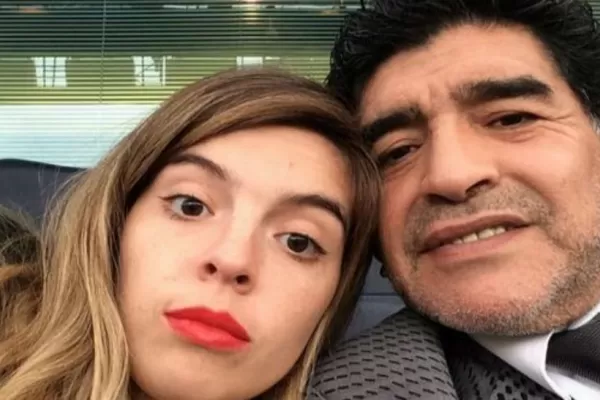 La selfie de Maradona junto a una de sus hijas en Chelsea - Atlético Madrid