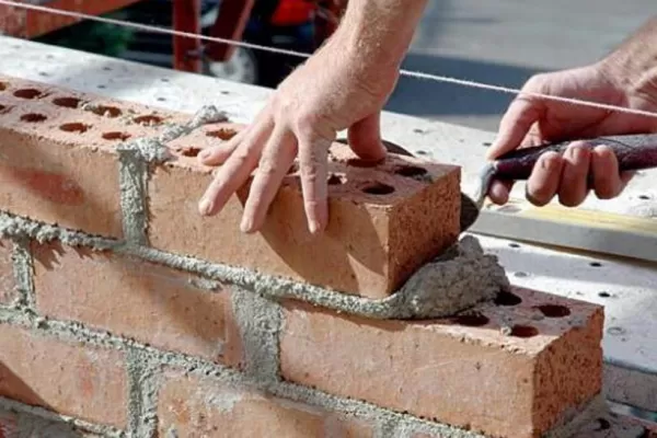 La construcción cayó un 6% en marzo según el Indec