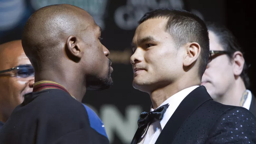 CARA A CARA.  El explosivo noqueador  santafesino Marcos Maidana y el estelar invicto estadounidense Floyd Mayweather sostuvieron hoy el primer cara a cara en Las Vegas, ya en la recta final que conduce a la mega pelea del sábado. REUTERS