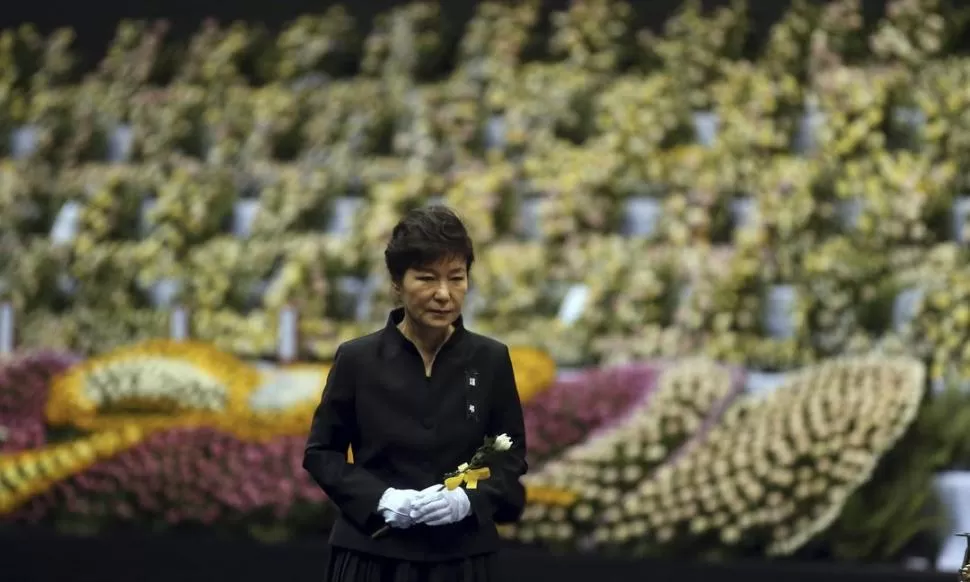 AFLIGIDA. Park Geun-hye asumió las responsabilidades del desastre. reuters