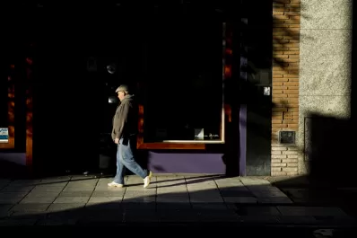 Bares cerrados y peatonales desiertas, en un 1° de Mayo soleado