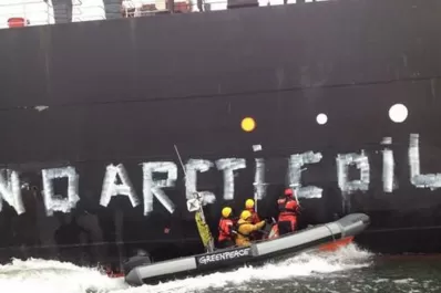 Tres argentimos de Greenpeace protestan contra un petrolero ruso, en Holanda