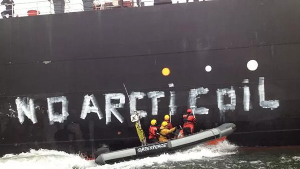 RECLAMO. Greenpeace continúa su protesta contra el petróleo ártico. REUTERS