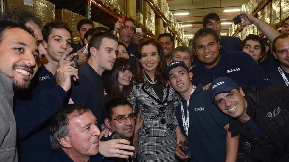 RODEADA. Cristina Fernández, con los trabajadores de la fábrica Siam. FOTO TOMADA DE FACEBOOK