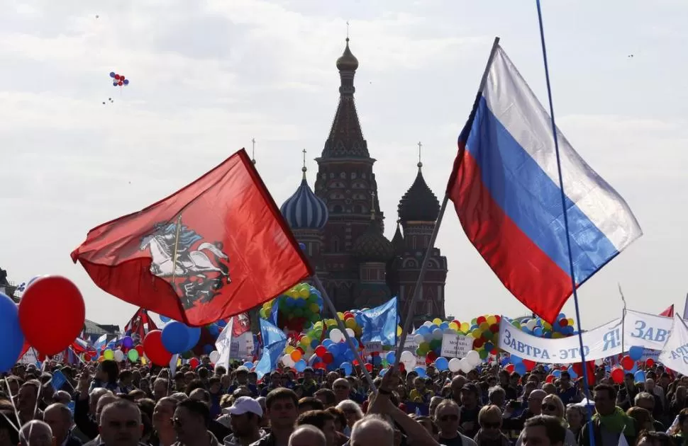 EN MOSCÚ. Miles de trabajadores volvieron a manifestarse en la Plaza Roja. La última concentración ocurrió durante la Unión Soviética, en 1991. reuters