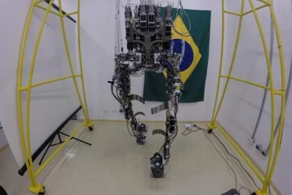 EXITOSA PRUEBA. El robot ya dio sus primeros pasos e hizo tres remates históricos al acatar órdenes cerebrales de tres pacientes que lo probaron. telam