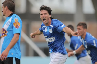 Atlético venció al descendido Villa San Carlos y quedó a cuatro de Instituto