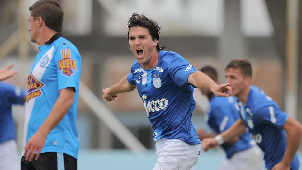 GRITO DE ILUSIÓN. Romat celebra un gol que mantiene viva las esperanzas del Decano. ESPECIAL PARA LA GACETA / MATÍAS GABRIEL NAPOLI ESCALERO