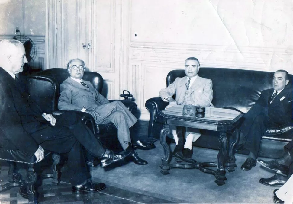 RICARDO ROJAS. El destacado literato (de anteojos), rodeado, desde la izquierda, por don Solano Peña, el gobernador Miguel Critto y el ministro Manuel Andreozzi, en 1941.  
