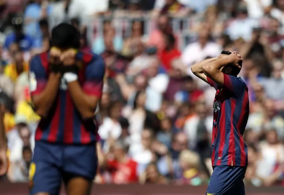 DESAZÓN. Los jugadores de Barcelona se agarran la cabeza tras recibir el agónico empate de Getafe, en el Camp Nou, que los aleja del único objetivo que les quedaba. 