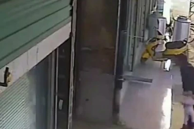 Discutió con su mujer y, a modo de venganza, lanzó a su hijo por el aire