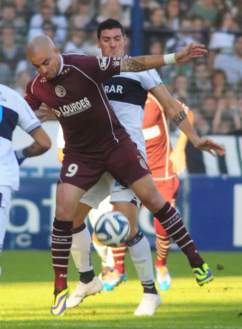 TANQUE ESTACIONADO. Silva no gravitó en el ataque de un Lanús desconocido. 