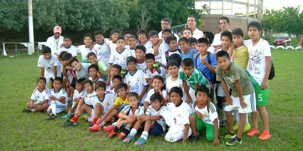 INTERCAMBIO. Chicos de la fundación boliviana y los profesores tucumanos. 
