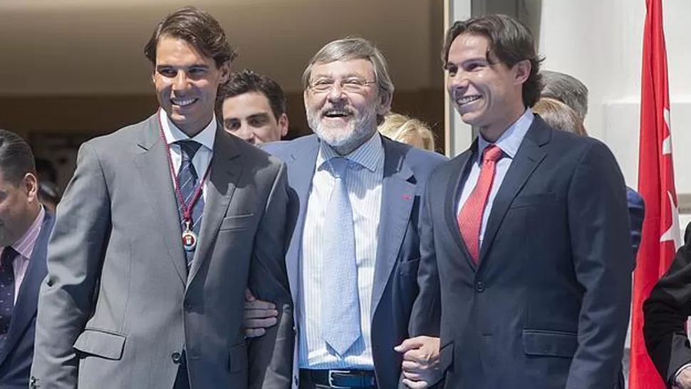 COMO GEMELOS. Nadal (izquierda), con el socialista Jaime Lissavetzky y su doble José Manuel Ramiro. FOTO TOMADA DE ABC.ES