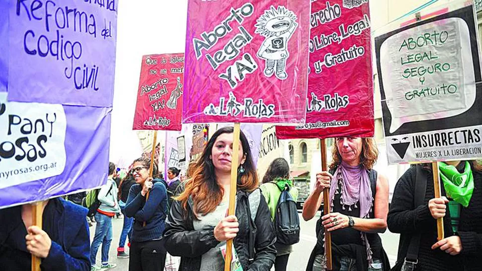 UNA DE LAS PROTESTAS. Organizaciones feministas reclamaban por el aborto. (TELAM)- ARCHIVO