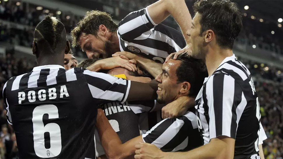 FESTEJO TURINES. Los jugadores de Juventus, entre ellos el goleador argentino Carlos Tevez, celebran luego de superar a Atalanta por 1 a 0, el título obtenido en la Liga Italiana. REUTERS 