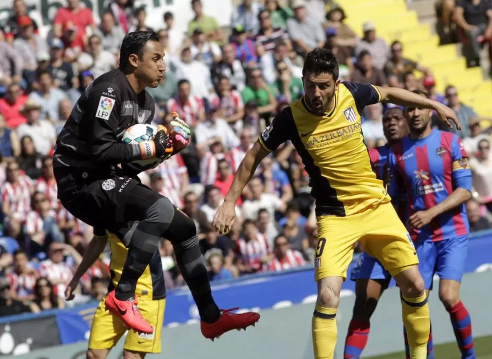 PELOTA SEGURA. Navas se anticipa a David Villa y se queda con el balón. 