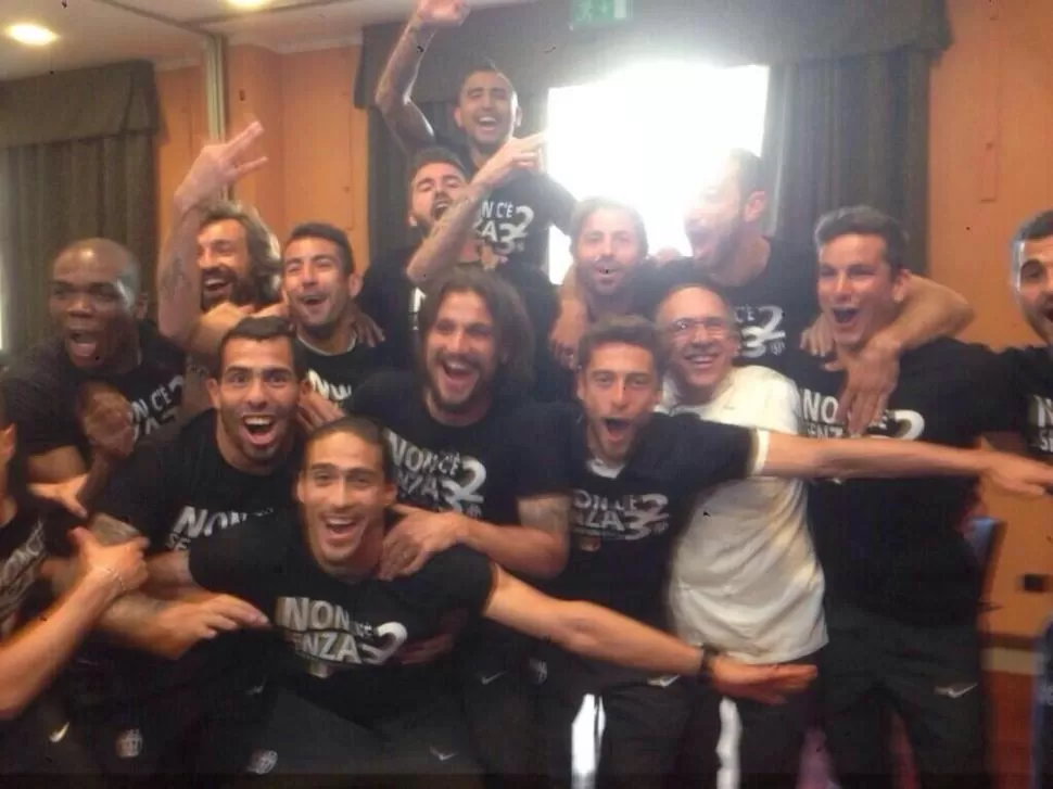 ¡TRICAMPEONES!. Tevez festeja con sus compañeros tras la derrota de Roma. 