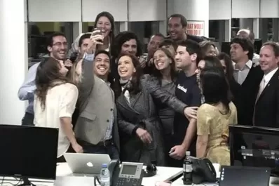 Cristina y Macri se tomaron selfies en las nuevas oficinas de Facebook