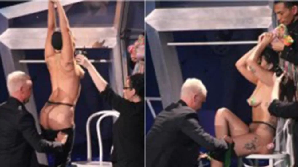 DESNUDA. Lady Gaga, striptease en pleno show. CAPTURA DE VIDEO.
