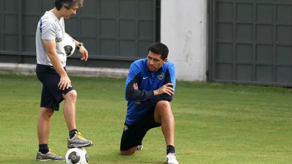 LESIONADO. Juan Román Riquelme sufrió un golpe en su pierna y no podrá jugar ante All Boys. 