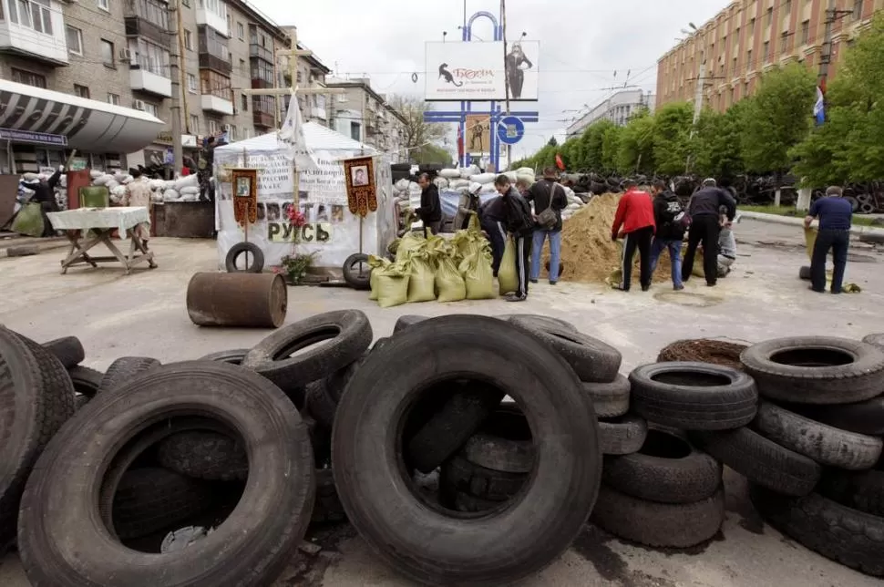 DEFENSA. En Luganks al sureste de Ucrania, activistas prorrusos que tienen ocupada las principales sedes gubernamentales, levantan barricadas. reuters