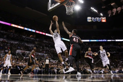 Spurs le dio una paliza a Portland en el primer partido de la serie