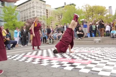 Monjes que hacen breakdance son furor en las redes sociales