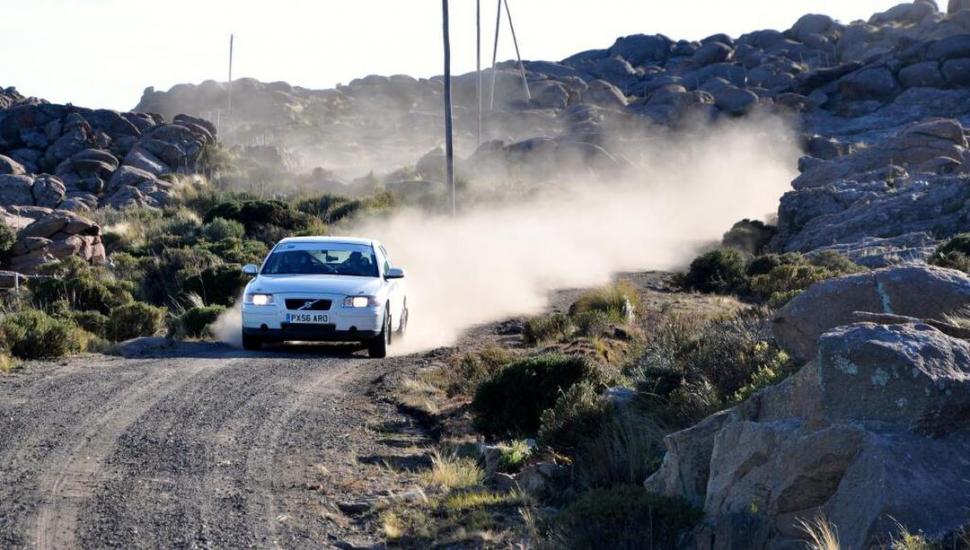 EN LOS CAMINOS. El finlandés Miko Hirvonen, como todos los competidores, efectuó ayer el reconocimiento de ruta. En la foto, transitando el sector de Giulio Cesare.