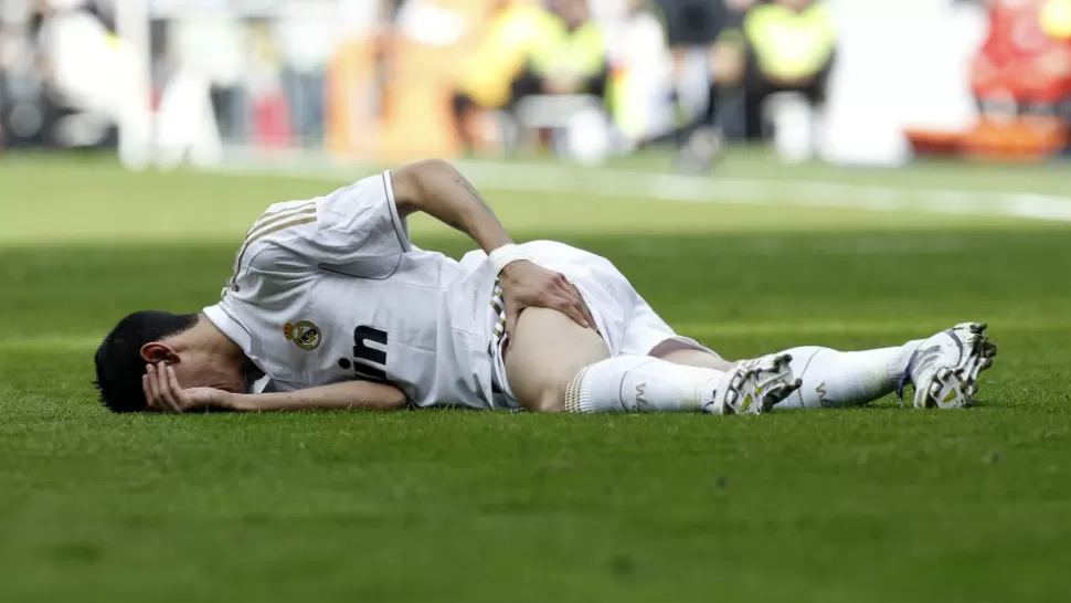 FUERTE DOLOR. Ángel Di María sintió un tirón en el último minuto de juego, en el partido de hoy contra Valladolid, y el viernes se le realizaran estudios para saber la gravedad de la lesión. 