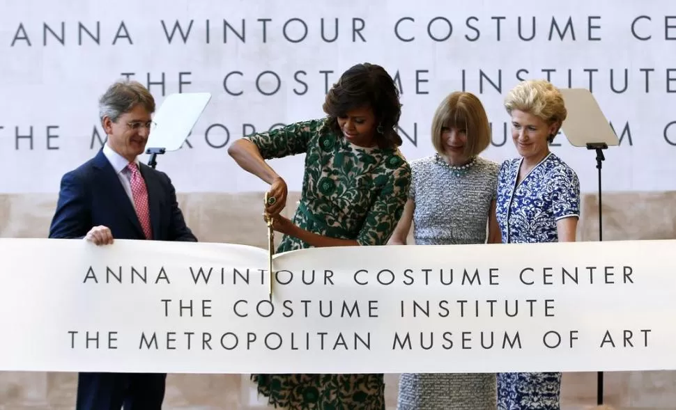 MUJERES ICÓNICAS. Michelle Obama inauguró en el Met el Instituto de Moda Anna Wintour, en homenaje a la editora de Vogue (de flequillo). 