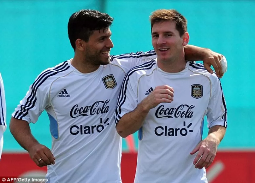 CONECTADOS. Además de amigos, Messi y Agüero se conectan muy bien en la cancha. FOTO TOMADA DE DAILYMAIL.CO.UK